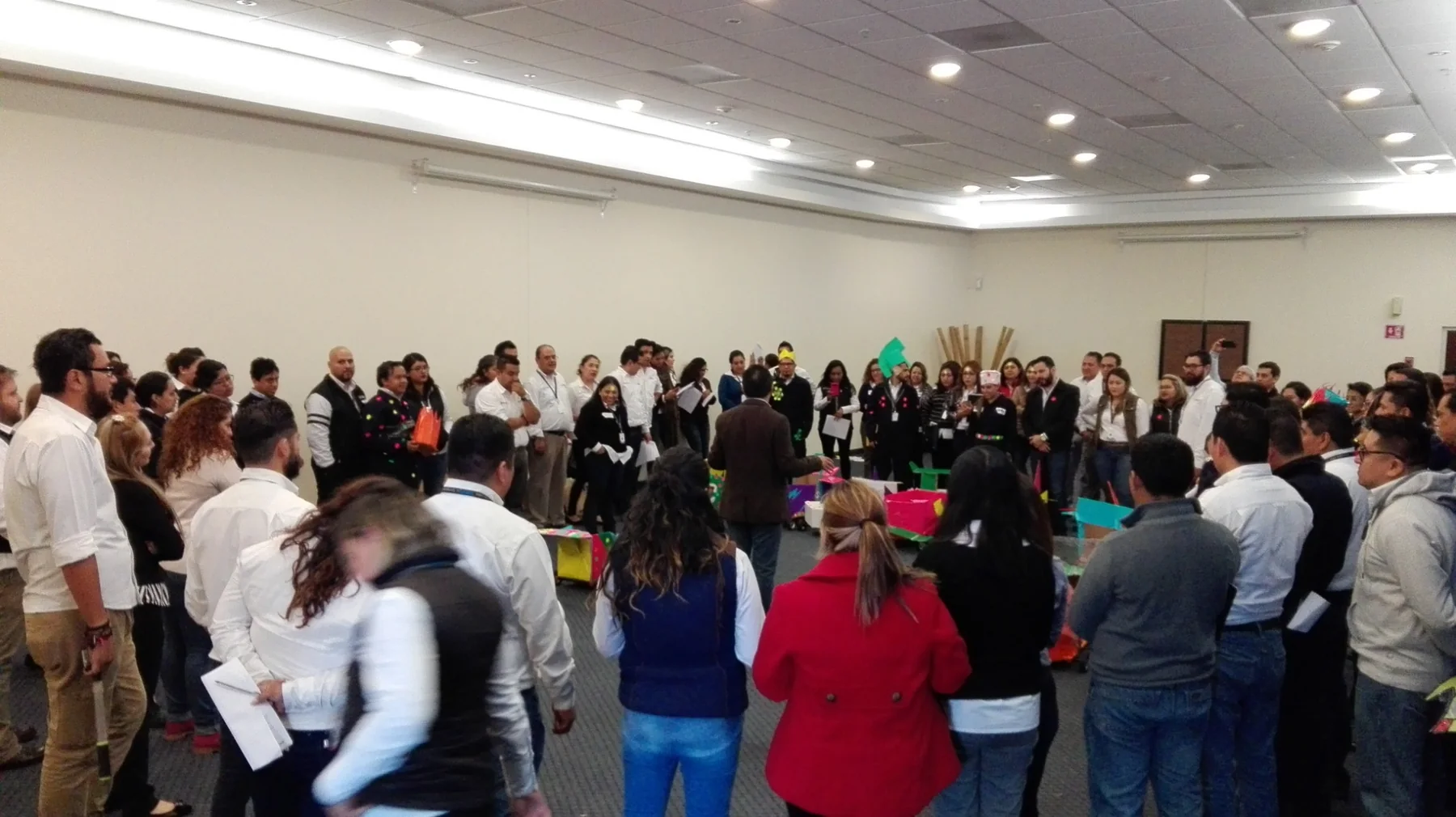 Equipo participando en una experiencia vivencial de liderazgo y colaboración