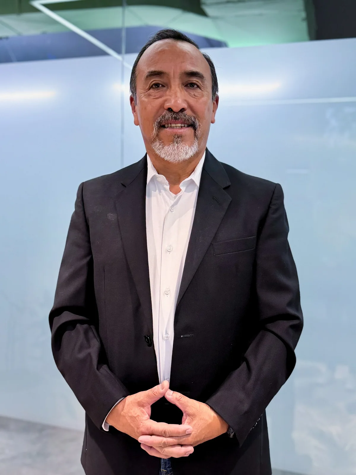 Oswaldo Vicenté MCC en postura ejecutiva para sección Sobre mí