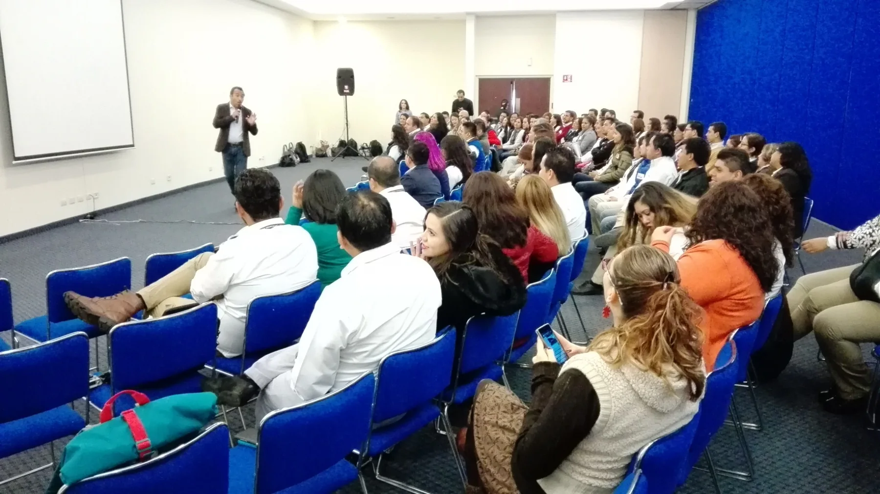 Oswaldo Vicenté MCC facilitando una experiencia de liderazgo ante un grupo amplio