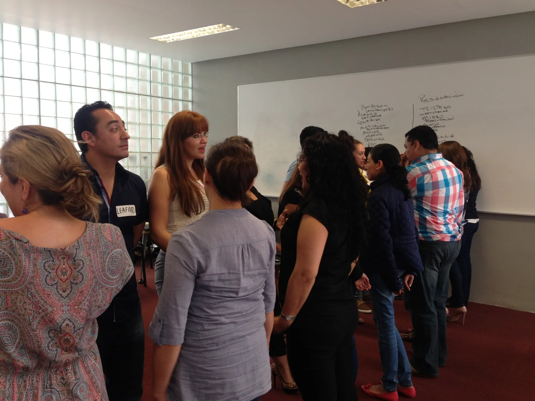 Participantes trabajando en equipo durante una actividad de colaboración y propósito