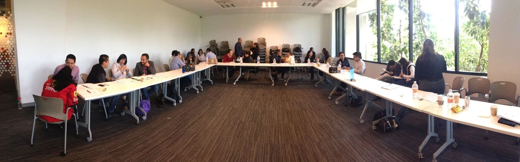 Sesión corporativa de formación con equipos en conversación estructurada
